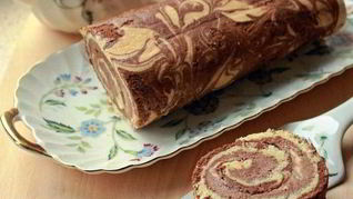 Мраморный бисквитный рулет с бананом