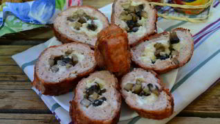 Мясной рулет с грибами и сыром