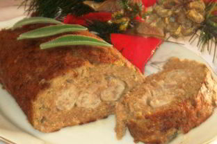 Мясной рулет с колбасками и картофелем