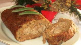 Мясной рулет с колбасками и картофелем