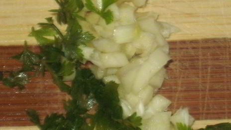 мясной рулет с колбасками и картофелем