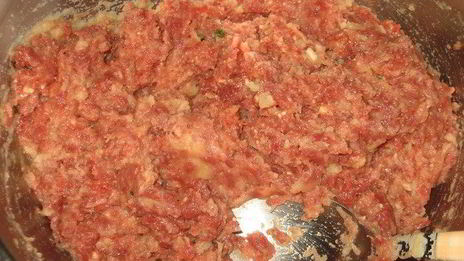 мясной рулет с колбасками и картофелем