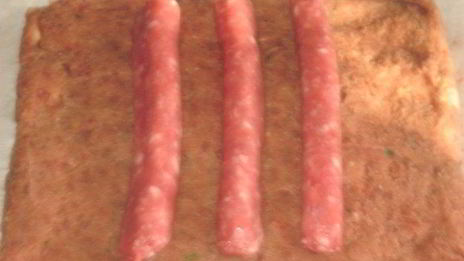 мясной рулет с колбасками и картофелем