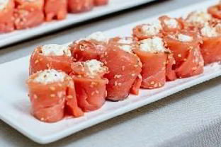 Нежные рулетики из семги с сыром