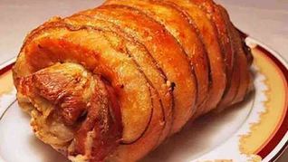 Пряный рулет из свинины с чесноком