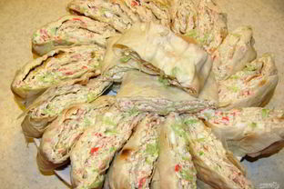 Рулет из крабовых палочек огурца и лаваша