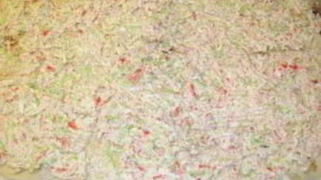 рулет из крабовых палочек огурца и лаваша