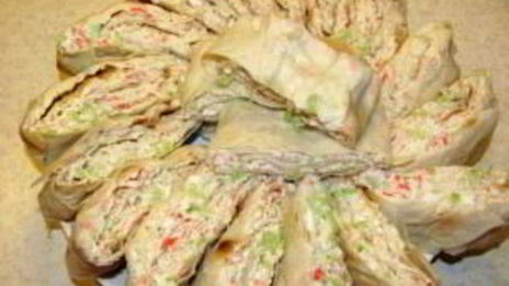 рулет из крабовых палочек огурца и лаваша