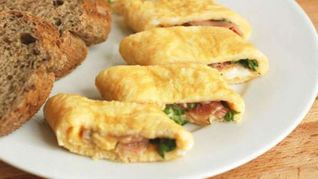 Рулет из омлета с начинкой из ветчины и рукколы