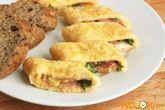 Рулет из омлета с начинкой из ветчины и рукколы