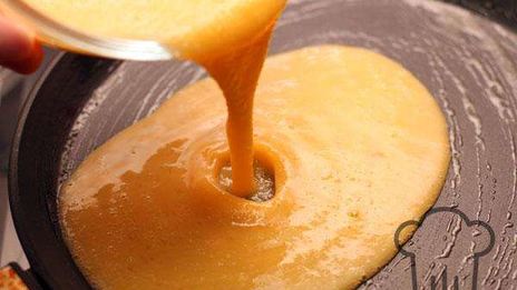 рулет из омлета с начинкой из ветчины и рукколы