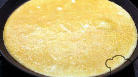 рулет из омлета с начинкой из ветчины и рукколы