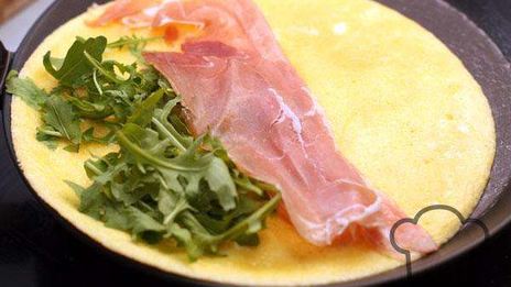 рулет из омлета с начинкой из ветчины и рукколы