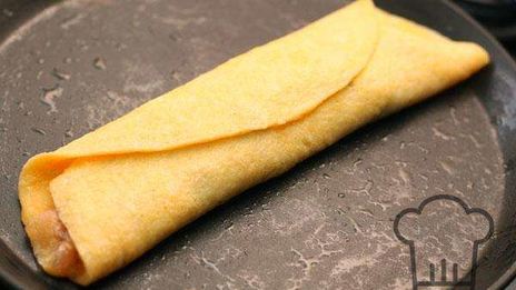 рулет из омлета с начинкой из ветчины и рукколы