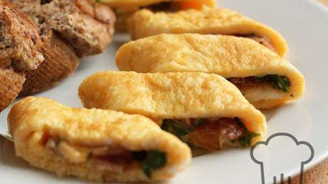 рулет из омлета с начинкой из ветчины и рукколы