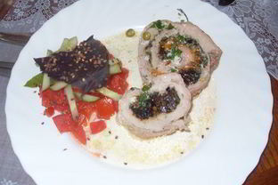 Рулет из свинины с черносливом и шафраном