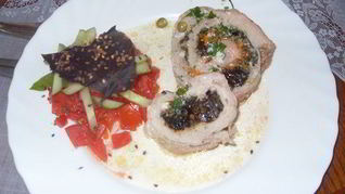 Рулет из свинины с черносливом и шафраном