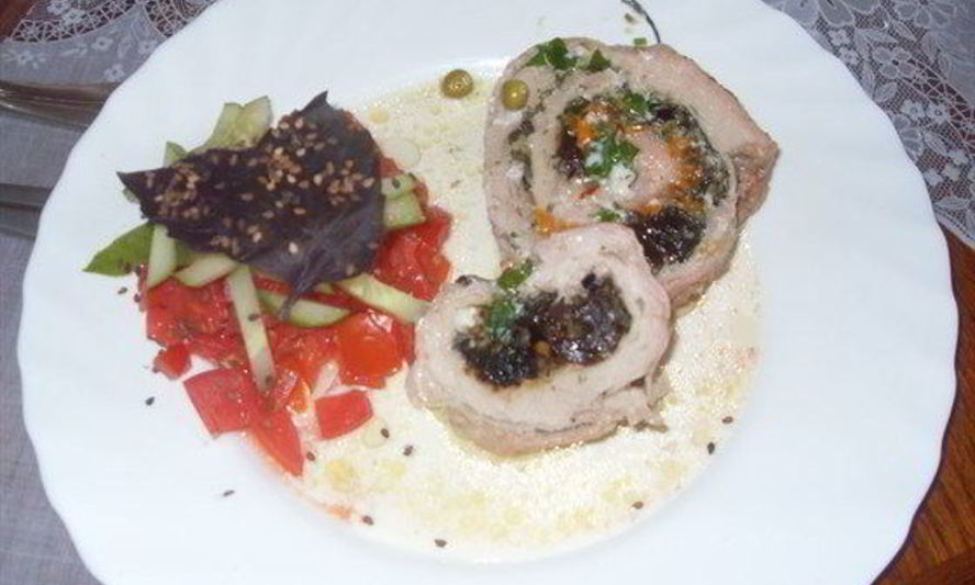 Рецепт рулет из свинины с черносливом и шафраном