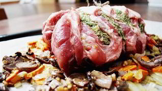 Рулет из свинины с овощами