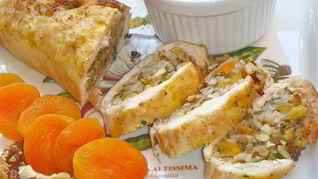 Рулет из цыпленка и кураги в винном соусе