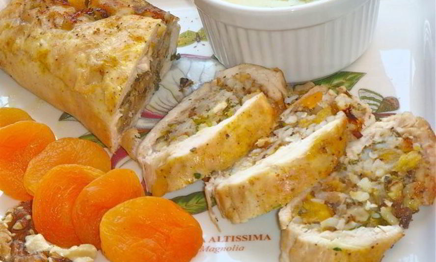 Рецепт рулет из цыпленка и кураги в винном соусе