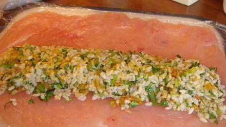 рулет из цыпленка и кураги в винном соусе