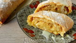 Рулет из творожного теста с яблоками и ананасом