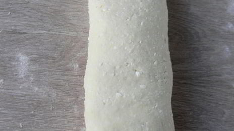 рулет из творожного теста с яблоками и ананасом