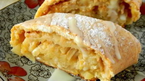 рулет из творожного теста с яблоками и ананасом
