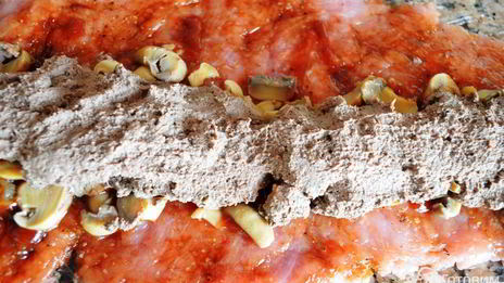 рулет мясной с печеночным паштетом