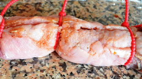 рулет мясной с печеночным паштетом