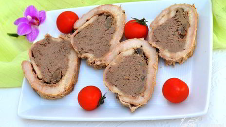 рулет мясной с печеночным паштетом