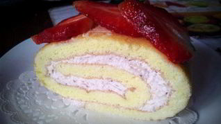 Рулет с клубникой и белым шоколадом