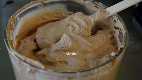 рулет с пеканом и шоколадной начинкой