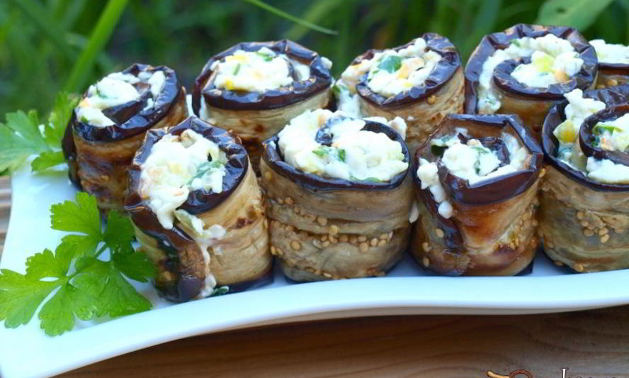 Рецепт рулетики из баклажанов с плавленым сыром и болгарским перцем