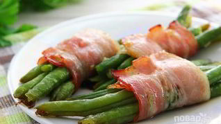 Рулетики из фасоли в беконе