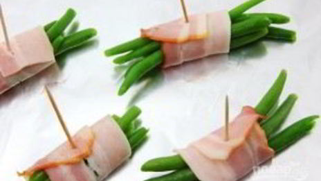 рулетики из фасоли в беконе