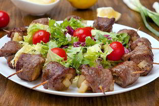 Рулетики из говядины с ананасом