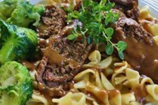 Рулетики из говядины с грибами и подливой