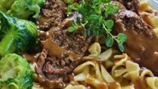 Рулетики из говядины с грибами и подливой