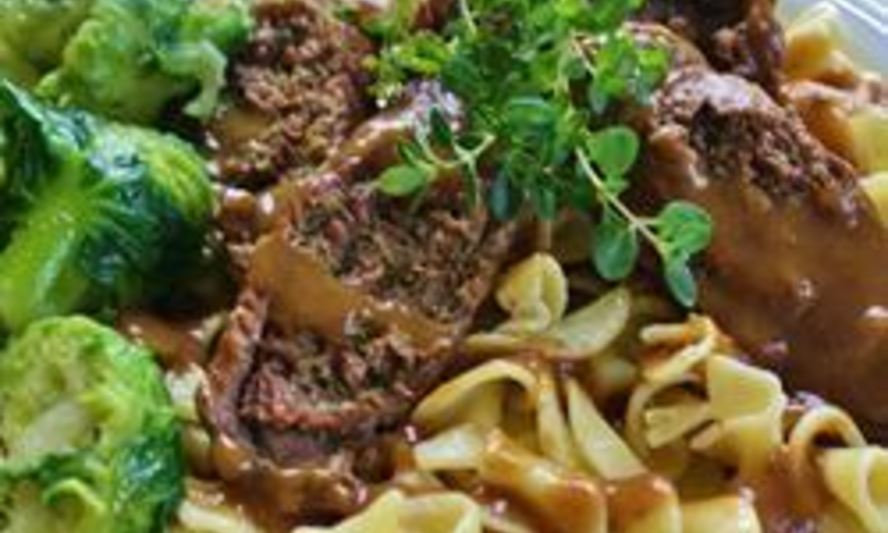 Рецепт рулетики из говядины с грибами и подливой