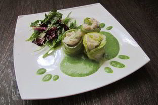 Рулетики из кабачков с рыбой и соусом