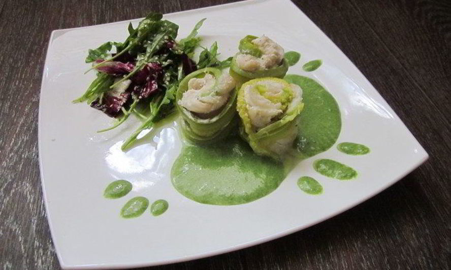 Рецепт рулетики из кабачков с рыбой и соусом