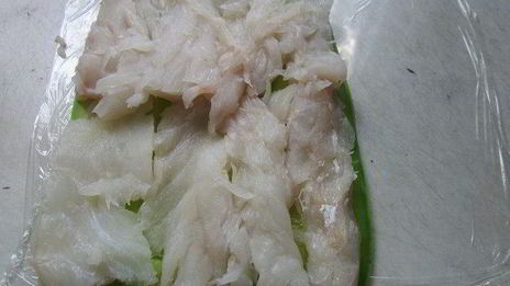 рулетики из кабачков с рыбой и соусом