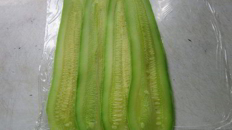 рулетики из кабачков с рыбой и соусом