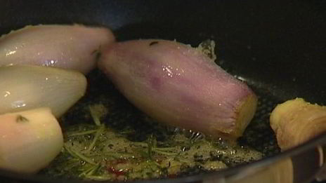 рулетики из камбалы с запеченным шалотом