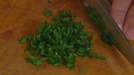 рулетики из камбалы с запеченным шалотом