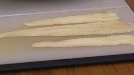 рулетики из камбалы с запеченным шалотом