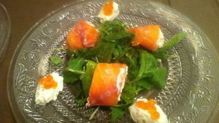 Рулетики из копченого лосося