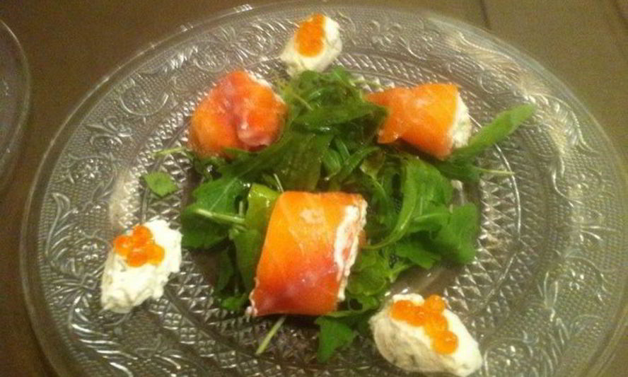 Рецепт рулетики из копченого лосося